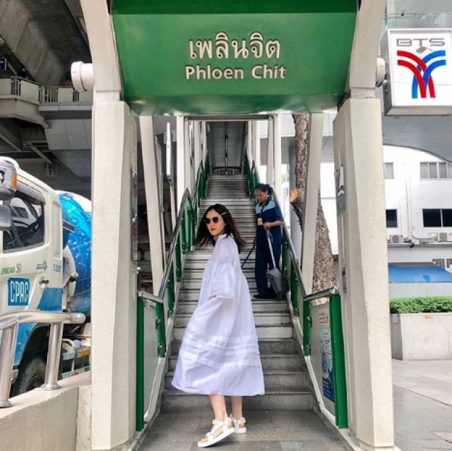 เพราะทุกที่คือรันเวย์ ส่องแฟชั่นเดินสำเพ็ง 'ชมพู่ อารยา' ไม่เยอะไม่ใช่แม่!