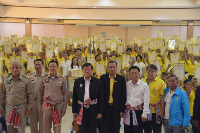 แจกต่อ! "มท.2" มอบโฉนดที่ดินให้ชาวขอนแก่น 320 ราย