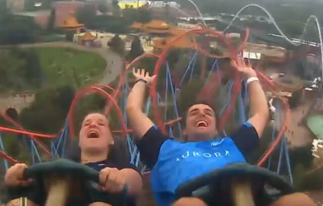 โลกโซเชียลแห่แชร์!  คลิปไวรัลดัง..หนุ่มคว้า iPhone X ที่ปลิวบนรถไฟเหาะ