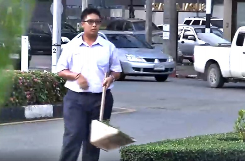 หนุ่มอาชีวะไม่อาย ช่วยแม่กวาดถนนก่อนไปเรียน