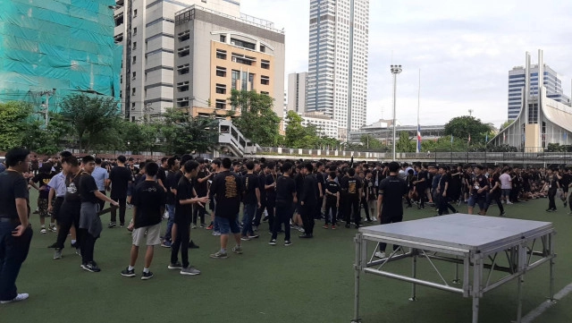 ครู-นร.-ศิษย์ BCC กว่า 2 พัน แต่งดำร้องปกป้องโรงเรียน