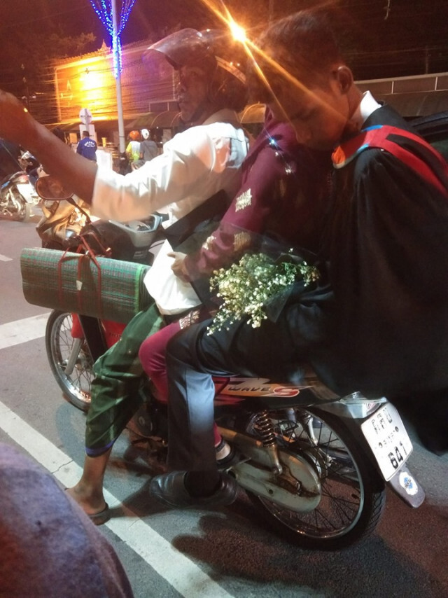 สุดประทับใจ!! แห่แชร์ภาพบัณฑิตซ้อนจยย.กับครอบครัว หลังรับปริญญาเสร็จ