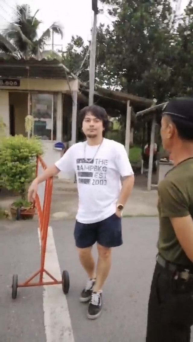 บีบแตรเตือน ไม่พอใจขับปาดหน้า! ตามมาทำร้าย