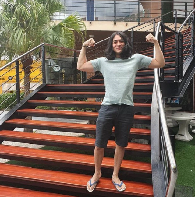 "แน็ก ชาลี" โพสต์คลิปเหตุการณ์ลื่นล้ม คอนเฟิร์ม! น้องชายแข็งแกร่ง