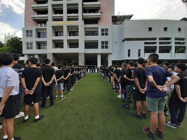 ครู-นร.-ศิษย์ BCC กว่า 2 พัน แต่งดำร้องปกป้องโรงเรียน