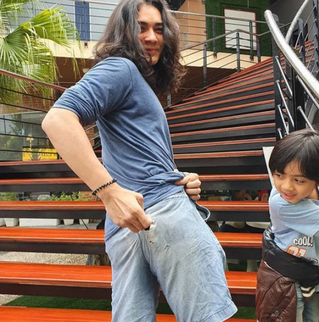 "แน็ก ชาลี" โพสต์คลิปเหตุการณ์ลื่นล้ม คอนเฟิร์ม! น้องชายแข็งแกร่ง