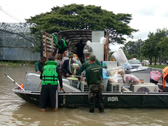 ตำรวจตระเวนชายแดน ช่วยเหลือชาวบ้านขนย้ายสิ่งของ