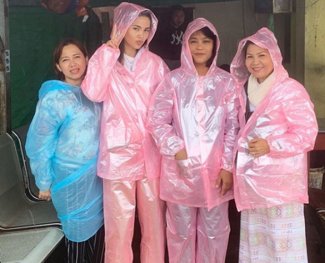 "ญาญ่า" ควงครอบครัว "ณเดชน์" จัดทริปทำบุญที่พม่า
