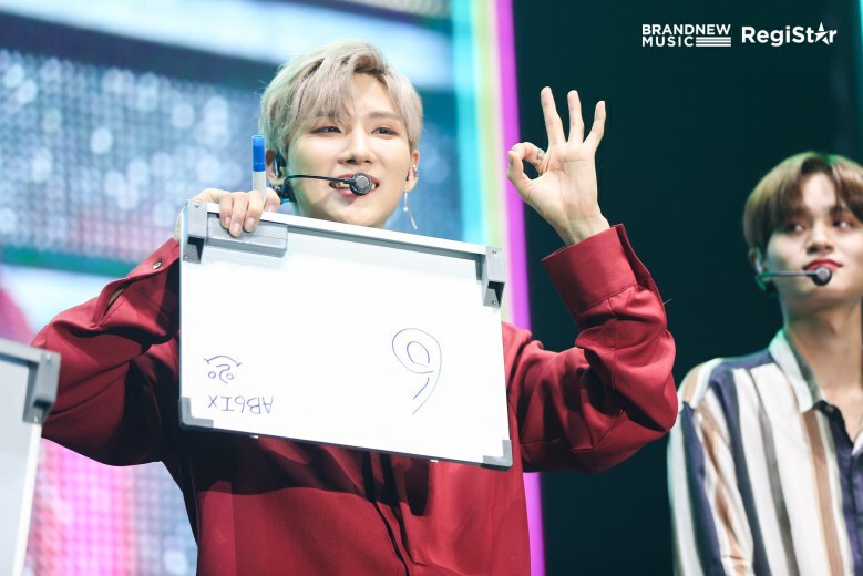 5 หนุ่ม "AB6IX" เสิร์ฟความฟิน จัดหนักเต็มอรรถรส