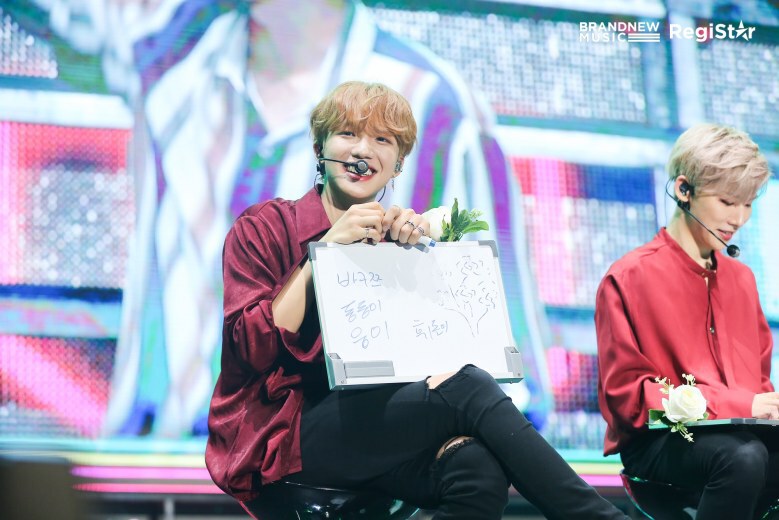 5 หนุ่ม "AB6IX" เสิร์ฟความฟิน จัดหนักเต็มอรรถรส