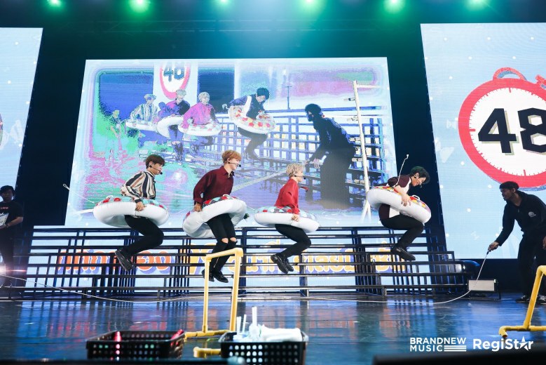 5 หนุ่ม "AB6IX" เสิร์ฟความฟิน จัดหนักเต็มอรรถรส