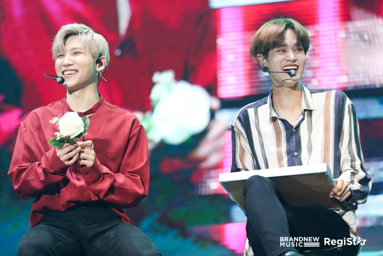 5 หนุ่ม "AB6IX" เสิร์ฟความฟิน จัดหนักเต็มอรรถรส