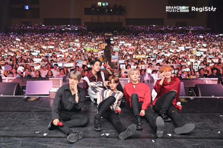 5 หนุ่ม "AB6IX" เสิร์ฟความฟิน จัดหนักเต็มอรรถรส