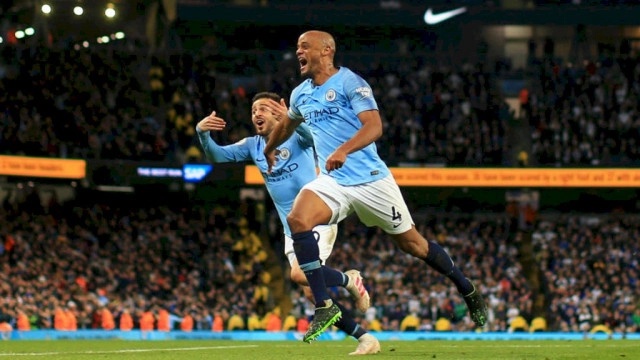 แมนเชสเตอร์ซิตี้ทำรูปปั้น-ตั้งชื่อถนน เป็นเกียรติให้ "กอมปานี"(มีคลิป)