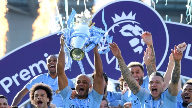 แมนเชสเตอร์ซิตี้ทำรูปปั้น-ตั้งชื่อถนน เป็นเกียรติให้ "กอมปานี"(มีคลิป)