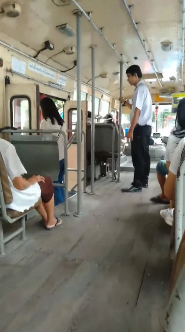 ทำดีต้องชื่นชม!! แห่แชร์กระเป๋ารถเมล์สาย 203 บริการดีดุจญาติมิตร