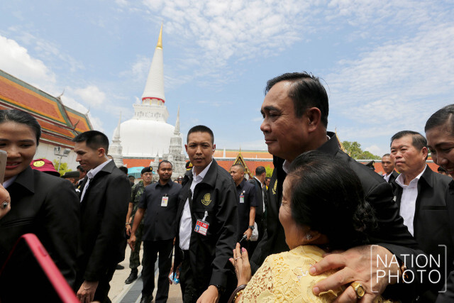 ถึงแล้ว! "บิ๊กตู่" เยือนเมืองคอน อ้อนพี่น้อง "รักจังฮู้"