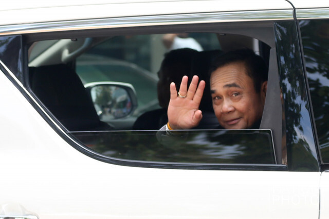 ถึงแล้ว! "บิ๊กตู่" เยือนเมืองคอน อ้อนพี่น้อง "รักจังฮู้"
