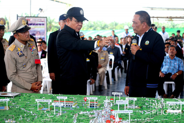 ถึงแล้ว! "บิ๊กตู่" เยือนเมืองคอน อ้อนพี่น้อง "รักจังฮู้"