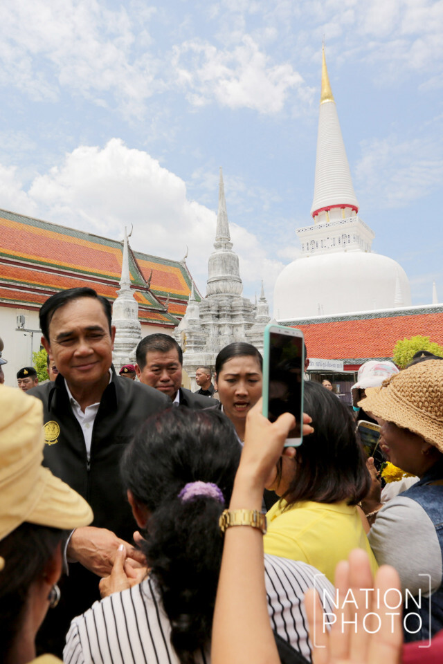 ถึงแล้ว! "บิ๊กตู่" เยือนเมืองคอน อ้อนพี่น้อง "รักจังฮู้"