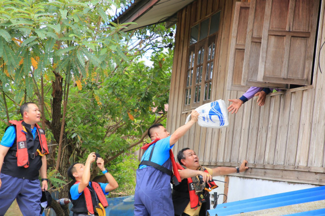"วราวุธ" ยกทีม ทส. ลงพื้นที่ช่วยผู้ประสบอุทกภัยเมืองอุบลฯ