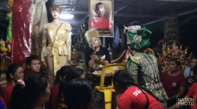 ชาวบ้านนับพัน! แห่ส่องเลขต้นตะเคียนทองอายุกว่า 200 ปี หลังให้โชคมาแล้ว 2 งวดติด
