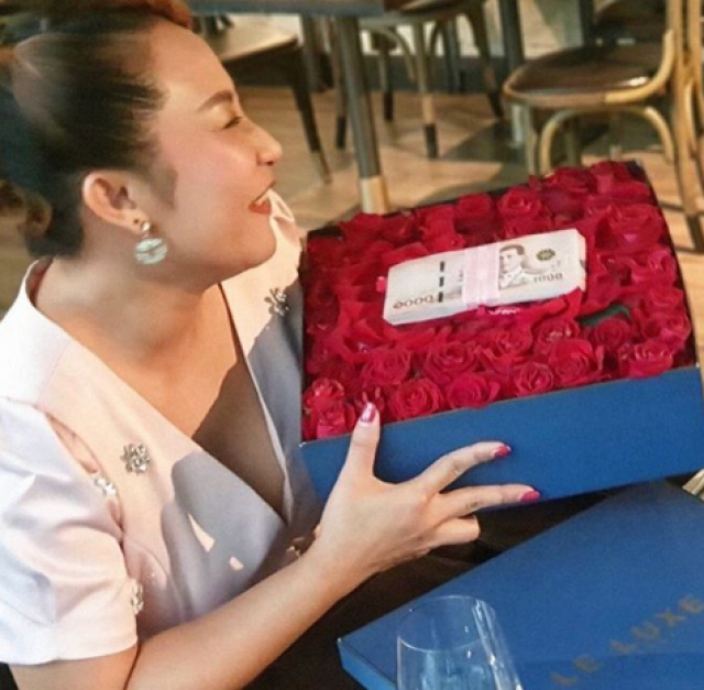 'ลาล่า' ยิ้มแก้มปริ 'เล็ก เจษฎา' จัดเซอร์ไพรส์ชุดใหญ่