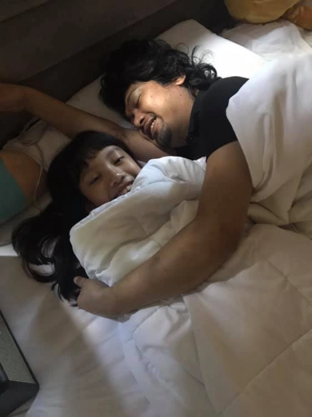 "น้องลอนดอน" ลูกสาวสุดรัก "เสกโลโซ" โพสต์เฟซบุ๊กถามคำถามพ่อ