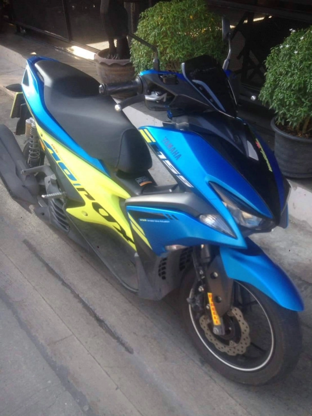 สลดวินจยย. ถูกประตูด้านข้างรถทัวร์ บาดคอดับ