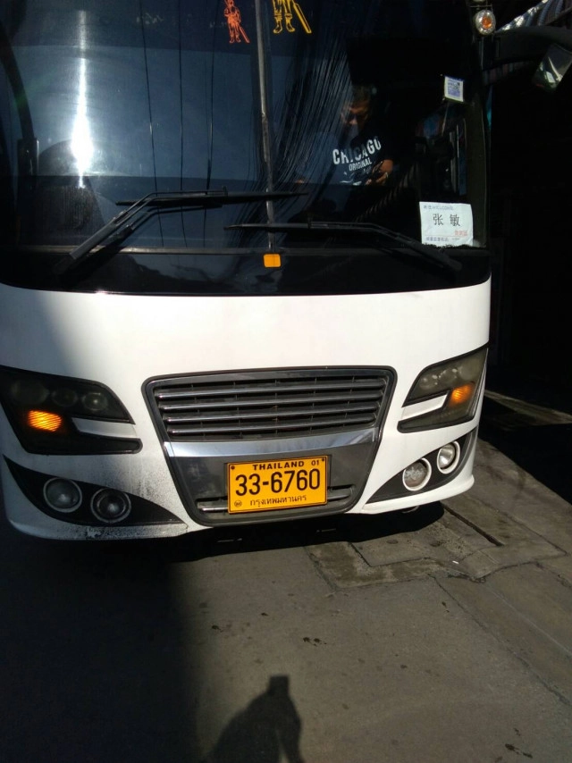 สลดวินจยย. ถูกประตูด้านข้างรถทัวร์ บาดคอดับ