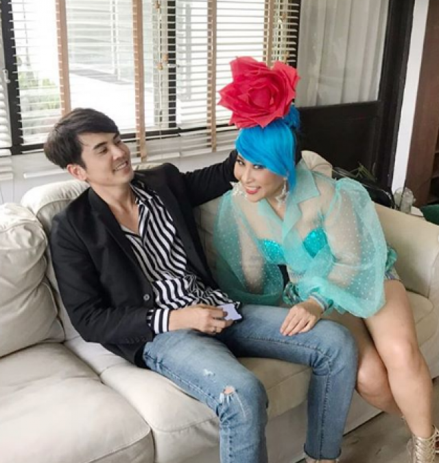 'ลาล่า' ยิ้มแก้มปริ 'เล็ก เจษฎา' จัดเซอร์ไพรส์ชุดใหญ่