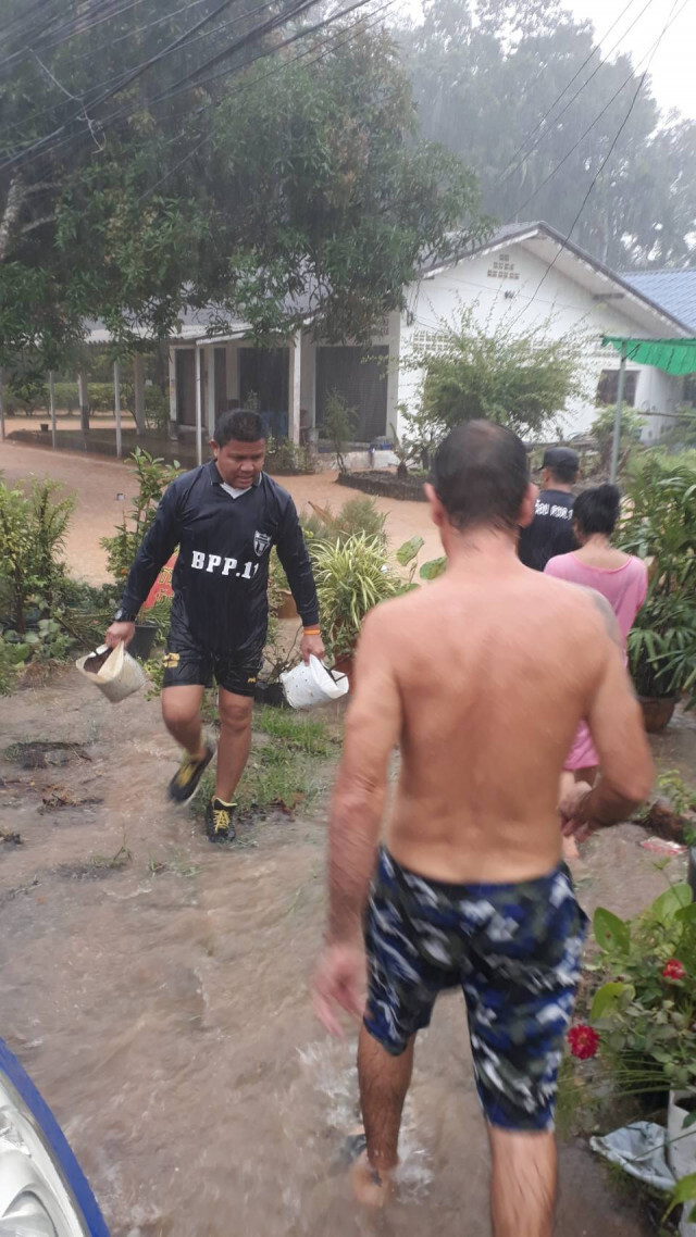 ตำรวจตระเวนชายแดนช่วยเหลือน้ำท่วม "เกาะช้าง"