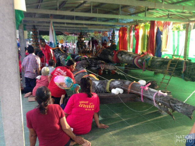ชาวบ้านนับพัน! แห่ส่องเลขต้นตะเคียนทองอายุกว่า 200 ปี หลังให้โชคมาแล้ว 2 งวดติด