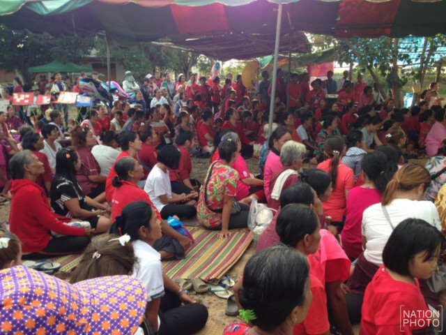 ชาวบ้านนับพัน! แห่ส่องเลขต้นตะเคียนทองอายุกว่า 200 ปี หลังให้โชคมาแล้ว 2 งวดติด