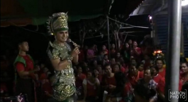 ชาวบ้านนับพัน! แห่ส่องเลขต้นตะเคียนทองอายุกว่า 200 ปี หลังให้โชคมาแล้ว 2 งวดติด