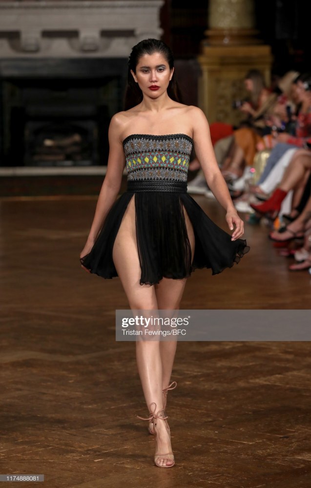 "ปู" สุดปัง!...อลังการบนเวที "London Fashion week"