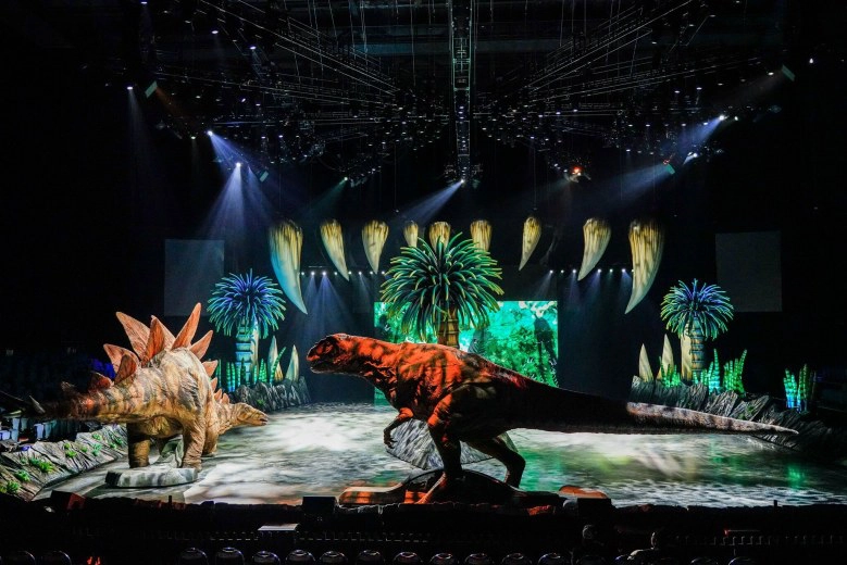 ลูกดาราตื่นตา "ไดโนเสาร์" ฟื้นคืนชีพ