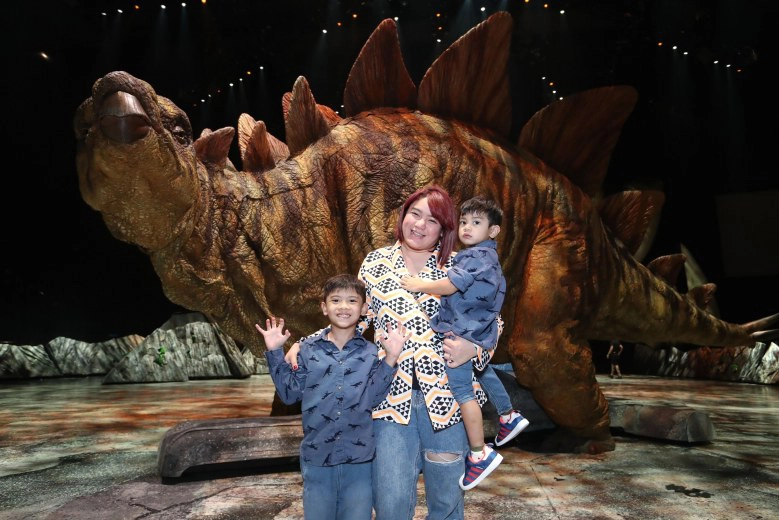 ลูกดาราตื่นตา "ไดโนเสาร์" ฟื้นคืนชีพ