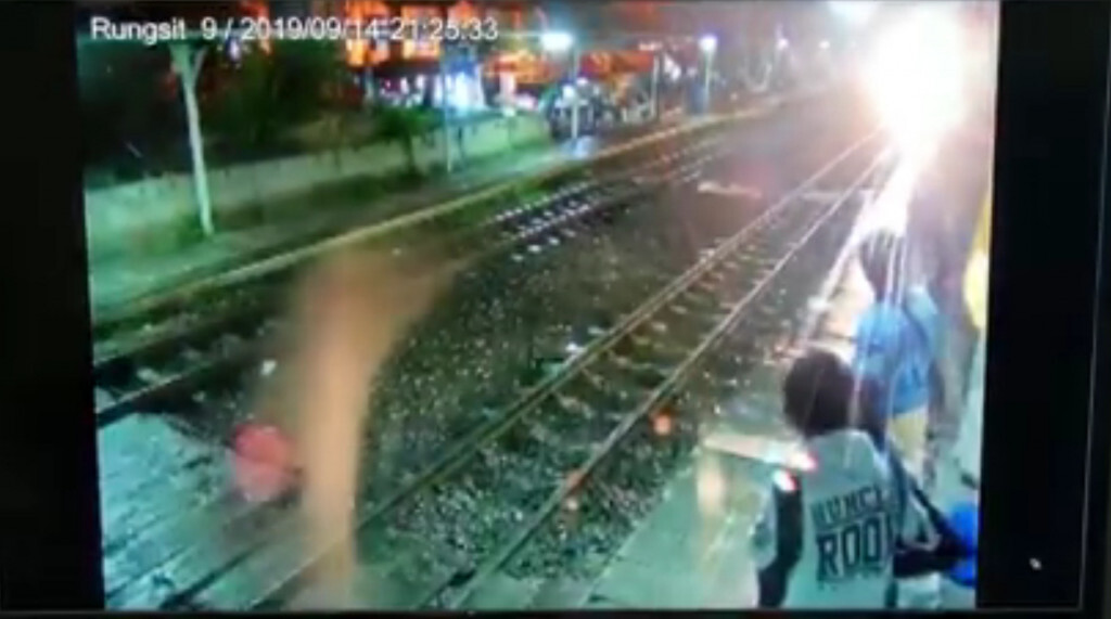 เผยภาพวินาทีชีวิต ผช.นายสถานี พุ่งชาร์ทลุง ไม่ให้รถไฟชน