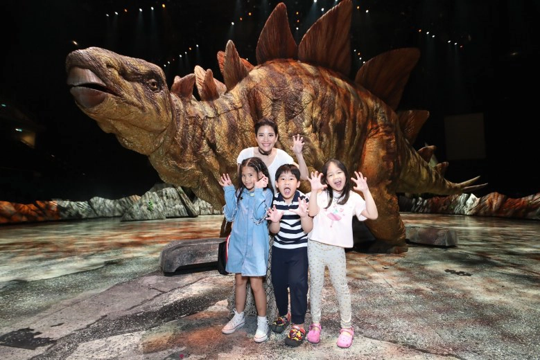 ลูกดาราตื่นตา "ไดโนเสาร์" ฟื้นคืนชีพ