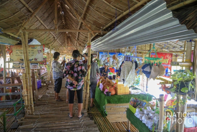 พาเที่ยว "ตลาดน้ำสะพานโค้ง"