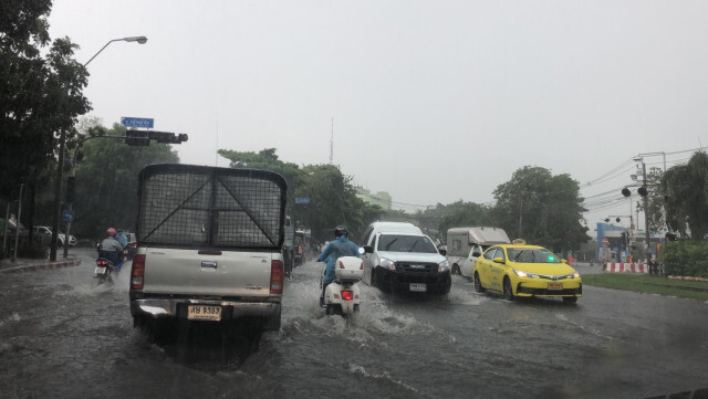 ฝนถล่มกรุงฯ คลองเตยน้ำท่วมขัง!