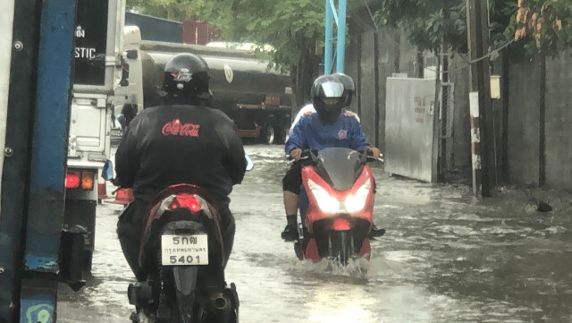 ฝนถล่มกรุงฯ คลองเตยน้ำท่วมขัง!