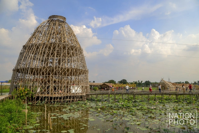 พาเที่ยว "ตลาดน้ำสะพานโค้ง"