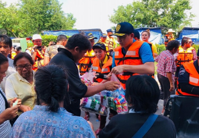 รมช.คมนาคม ควบ"เจ็ตสกี"ขนของมอบถุงยังชีพ ช่วย"ชาวอุบลฯ"