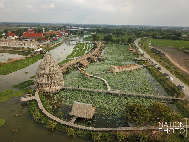 พาเที่ยว "ตลาดน้ำสะพานโค้ง"