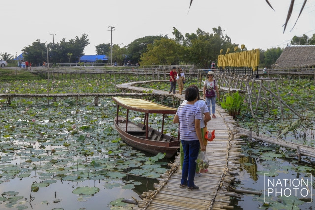 พาเที่ยว "ตลาดน้ำสะพานโค้ง"