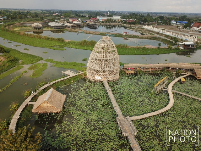 พาเที่ยว "ตลาดน้ำสะพานโค้ง"