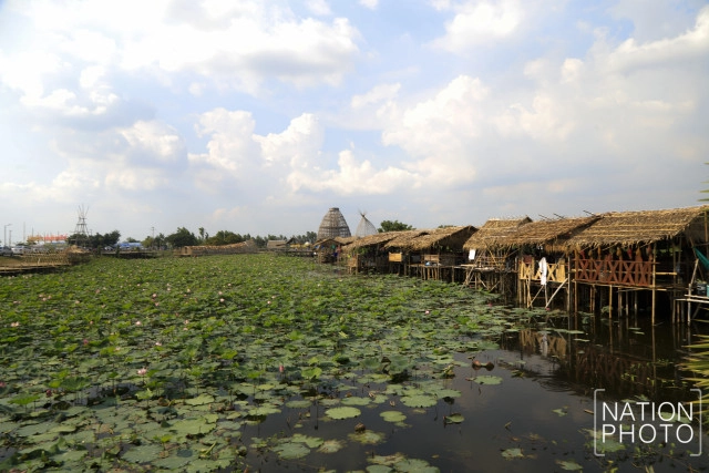 พาเที่ยว "ตลาดน้ำสะพานโค้ง"