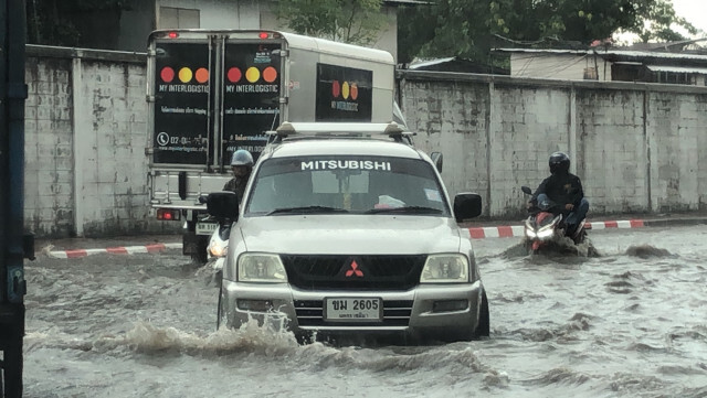 ฝนถล่มกรุงฯ คลองเตยน้ำท่วมขัง!